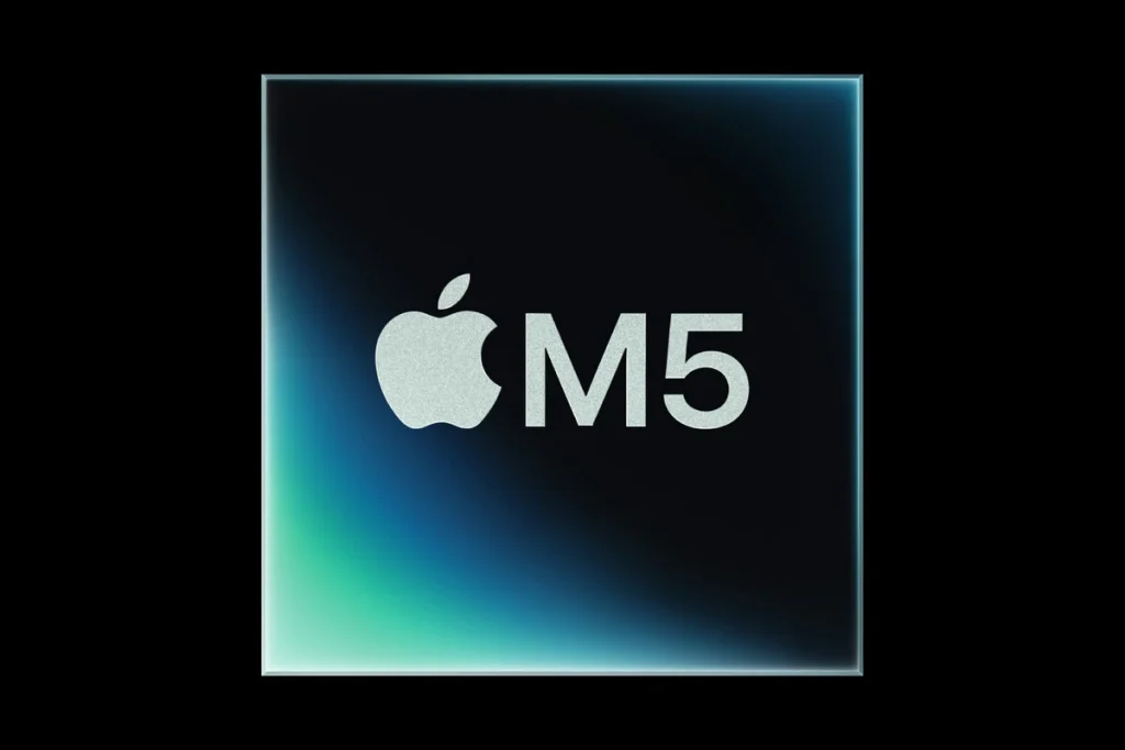 Logotipo oficial del procesador Apple M5 sobre fondo oscuro con reflejos azulados