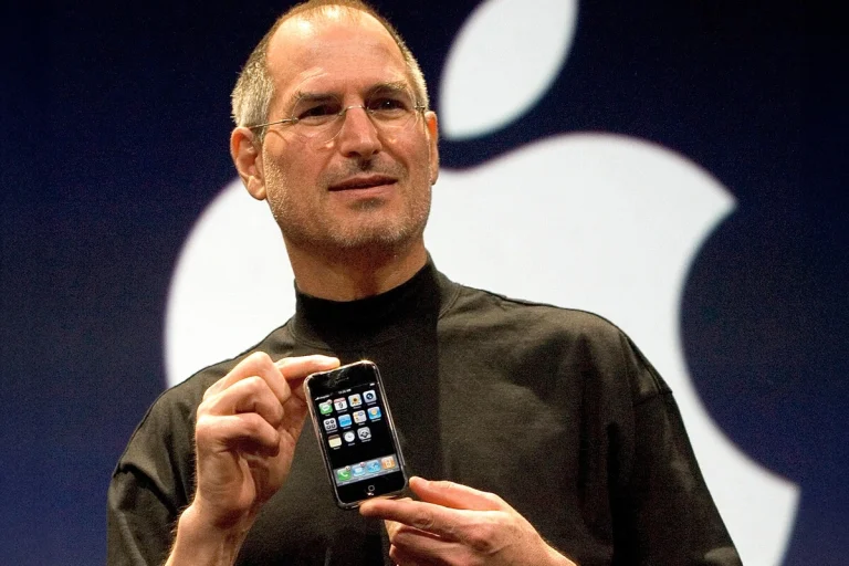 El icónico diseño industrial de Apple demuestra cómo los pequeños detalles de hardware marcan la diferencia en el día a día. En nuestro servicio técnico en Barcelona nos apasiona el hardware bien hecho: realizamos reparación de chasis, mantenimiento interno y optimización de ordenadores Mac para garantizar su vida útil.