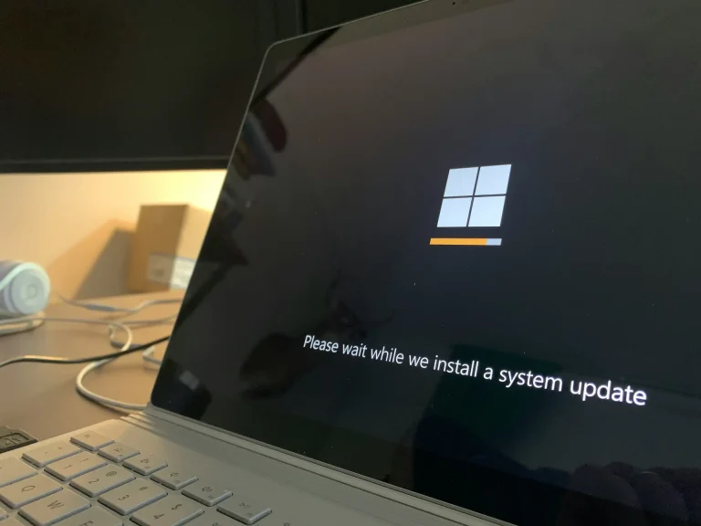 Pantalla de ordenador portátil realizando una actualización de Windows Update